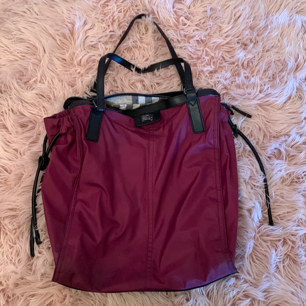 Burberry authentic tote. In good condition!